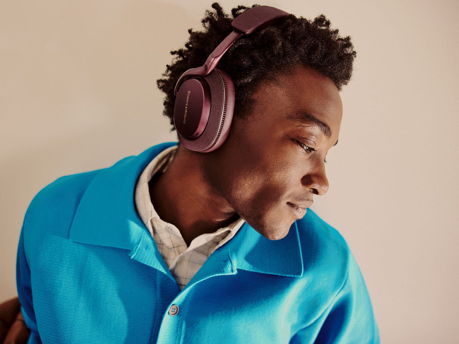 Man wearing maroon Px7 S3 facing right with beige background