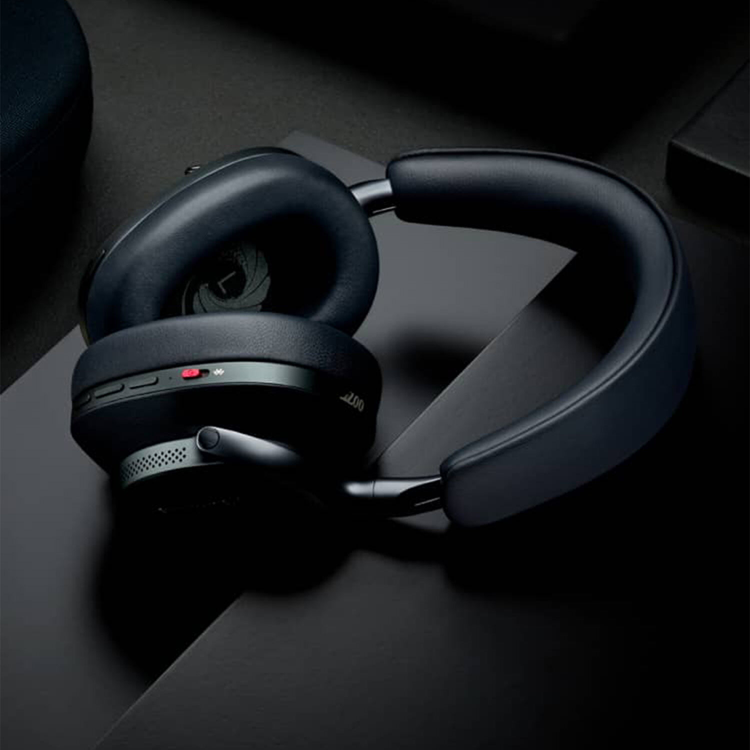 Px8 007 Edition - 限定版オーバーイヤー・ノイズキャンセリング