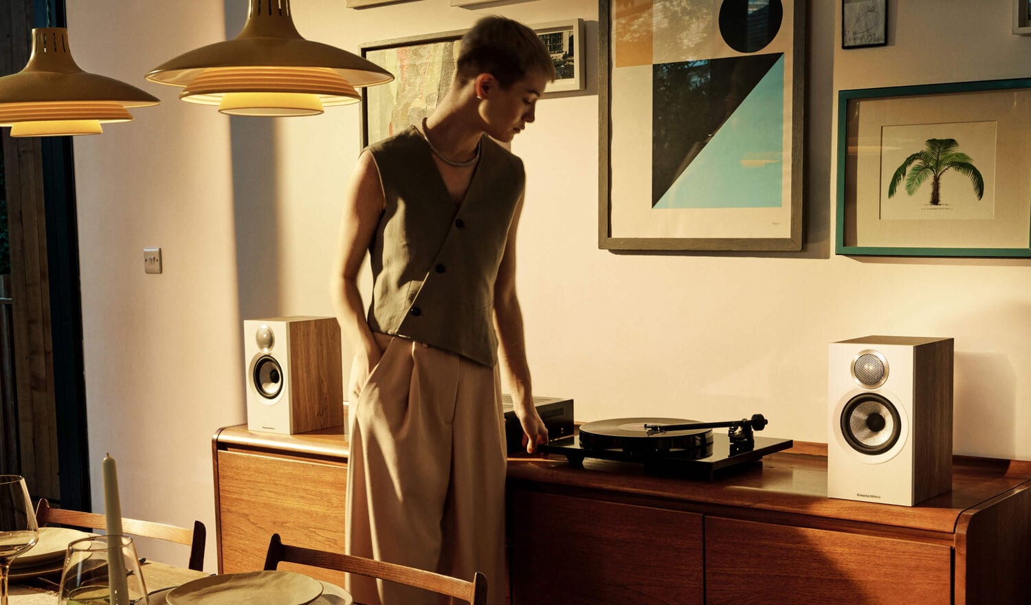 Women looking at turntable and 600 Series speakers
