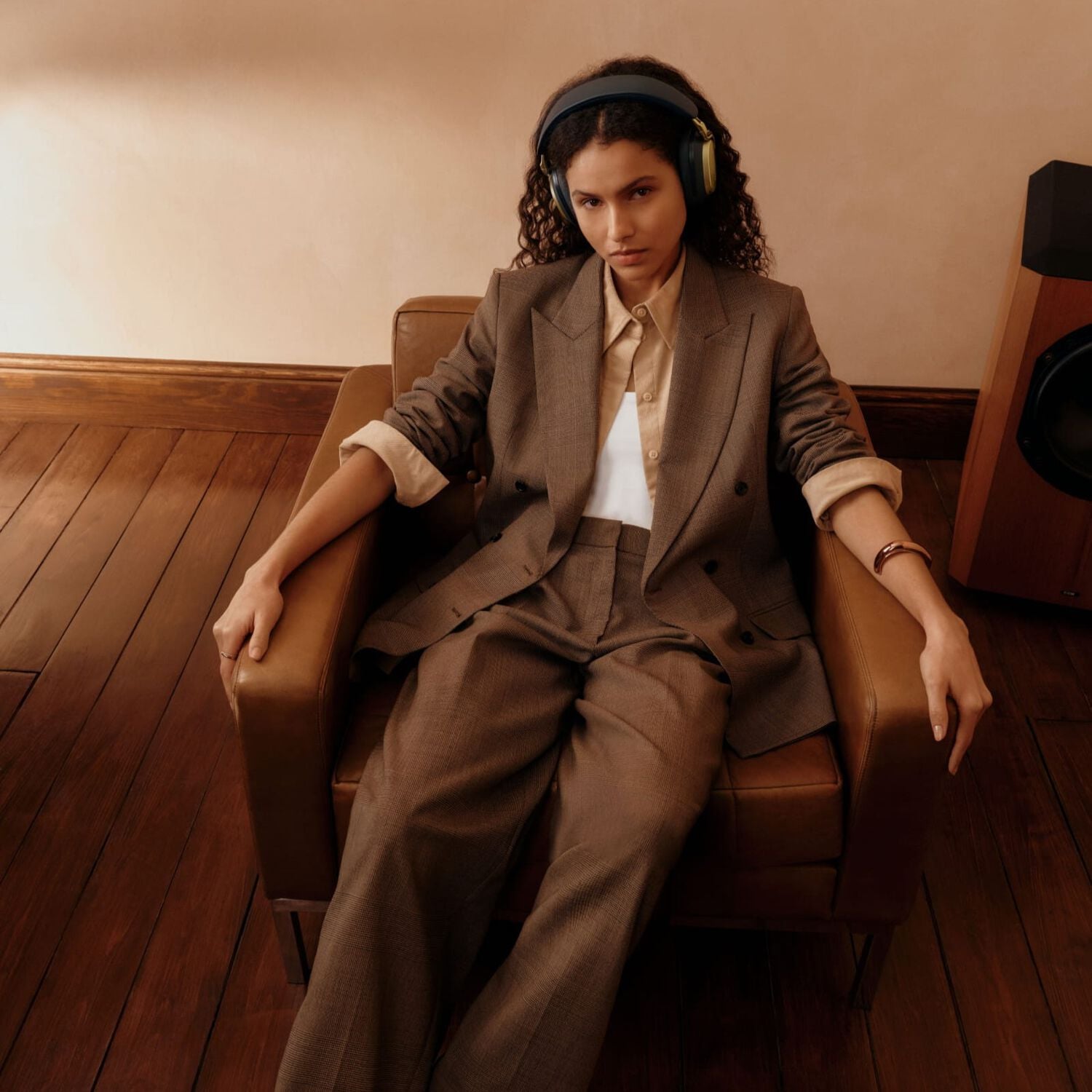 Woman sitting in chair wearing midnight blue Px8 S2