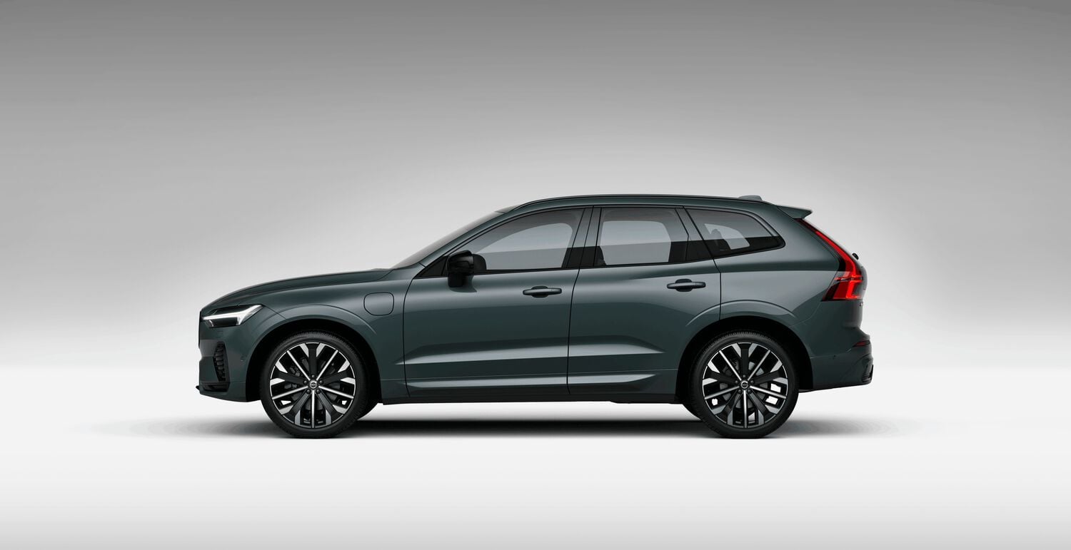 Green Volvo CX60 car left facing with grey shadow background