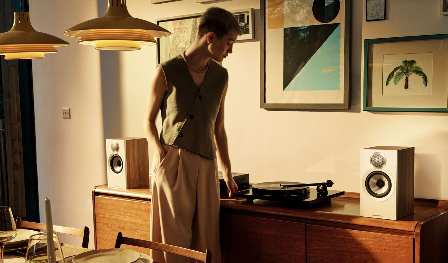 Women looking at turntable and 600 Series speakers