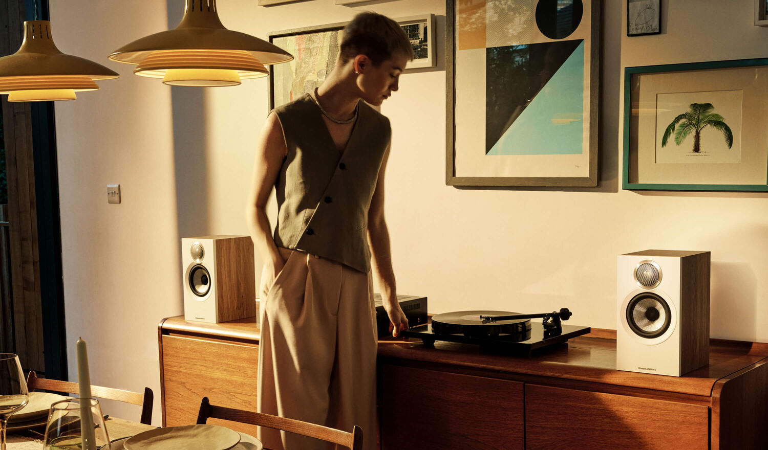 Women looking at turntable and 600 Series speakers