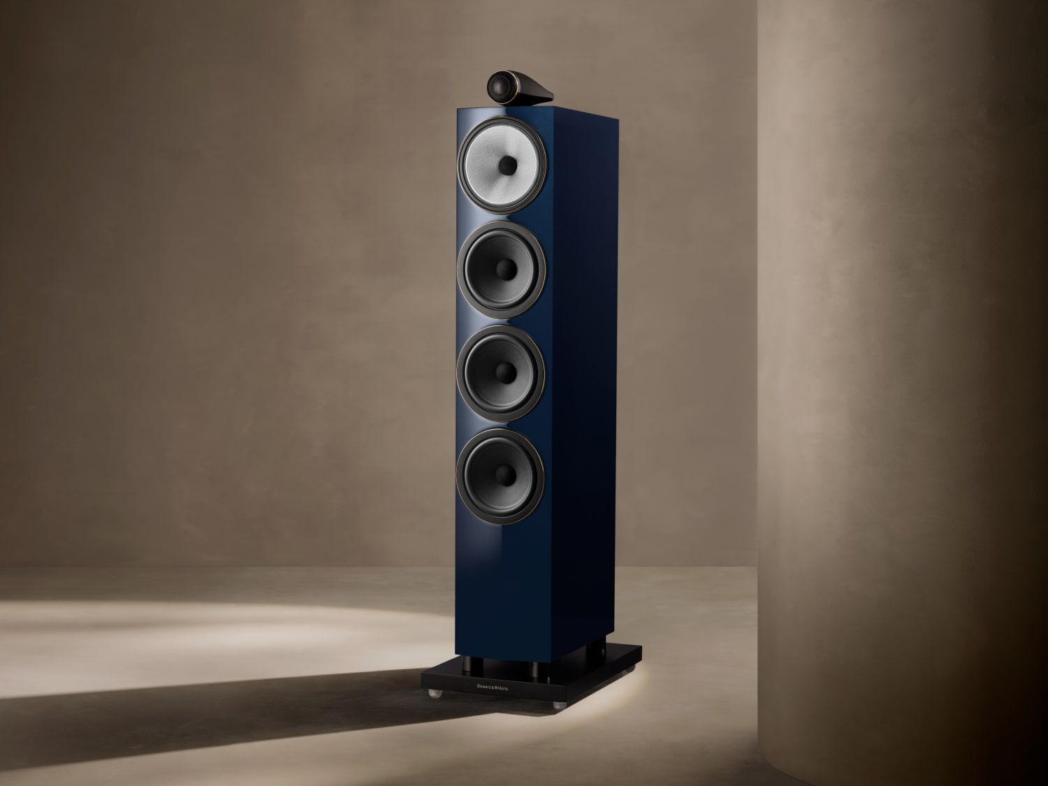 Blue 700 Series Signature front facing left with beige background