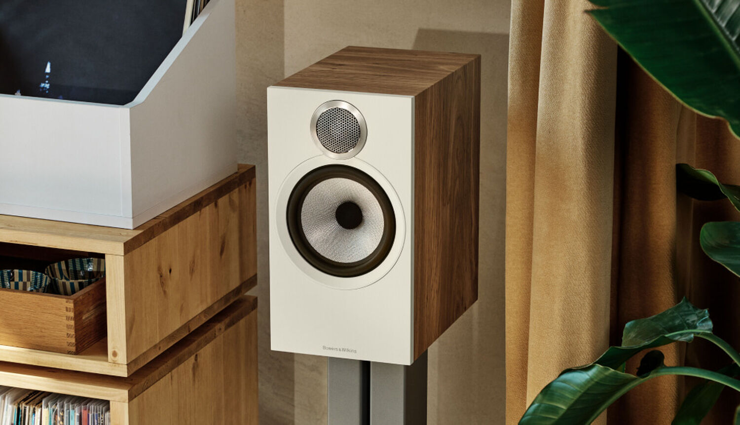 One white 600 series loudspeaker facing diagonal left