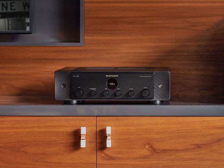 MODEL 40n - Black facing lifestyle view