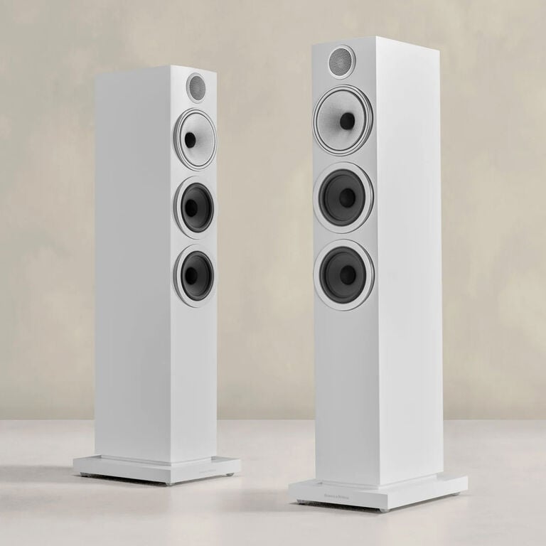 704 S3, Satin White, dynamic